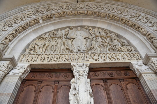 Portail de la cath&eacute;drale d'Autun en Bourgogne. France