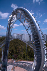 Fototapeta premium Pohang_Space_Walk_Coaster_Cloudy_Sky_Close_Up