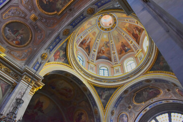 Fototapeta na wymiar Cattedrale di Sant'Ambrogio, interno della cupola