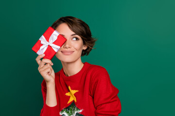 Photo of thoughtful pretty girl dressed ugly print pullover cover eye bow package looking empty space isolated green color background