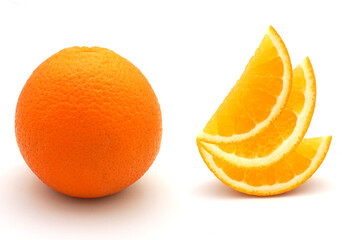 Orange entière et tranches d'oranges émincées isolées sur fond blanc