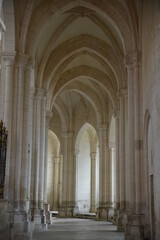 Lignes pures de l'abbaye de Pontigny en Bourgogne. France