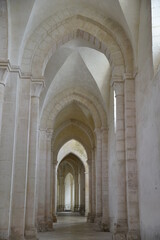 Fototapeta na wymiar Voûtes romanes de l'abbaye de Pontigny en Bourgogne. France