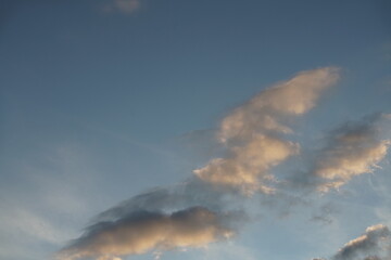 Wolken Himmel am Abend mit tschönem Wetter und blauem Himmel