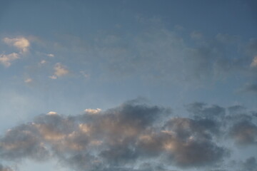 Fototapeta premium Wolken Himmel am Abend mit tschönem Wetter und blauem Himmel