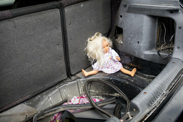 Boneca de criança em carro abandonado