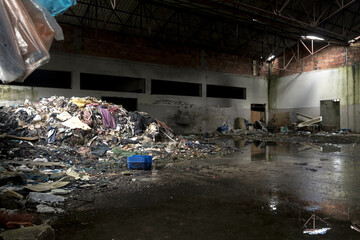 Edifício abandonado e repleto de lixo