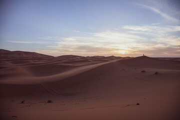 Fototapeta na wymiar Atardecer en el desierto, arena. Sunset in the desert, sand.