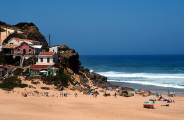 Fototapeta premium Ein kleines Dorf am Strand mit vielen Touristen und dem Meer im Hintergrund
