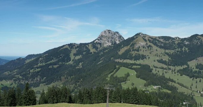Bayerische Berglandschaft - Sudelfeldkopf bahn und Sch&ouml;ngrat Sesselbahn - Skiweg aus Speck Alm und Waller Alm mit Blick auf den Wendelstein