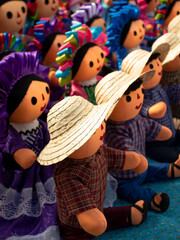 Fototapeta na wymiar variedad de muñecos y muñecas tradicionales mexicanas colocadas para su venta