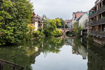 Fototapeta na wymiar Obere Karlsbrücke Nürnberg mit Häusern und Pegnitz