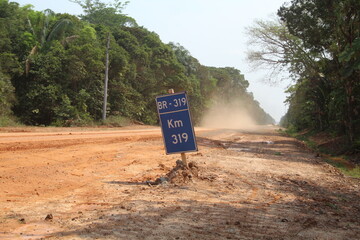 Placa indicativa de quilometragem na BR- 319, rodovia que liga Manaus a porto Velho. Foto feita em setembro de 2022, na seca