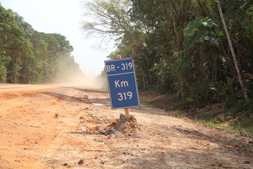 Placa indicativa de quilometragem na BR- 319, rodovia que liga Manaus a porto Velho. Foto feita em setembro de 2022, na seca