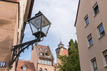 Fototapeta na wymiar Blick auf Burg mit Lampe im Vordergrund in Nürnberg