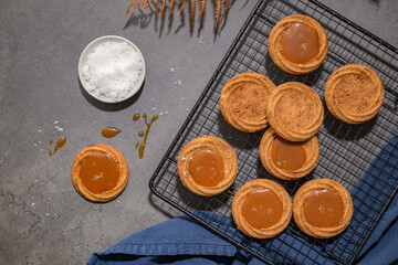 Obraz na płótnie Canvas Biscuits with salted caramel