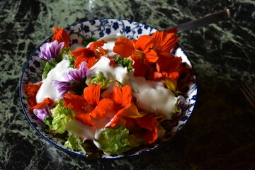 Delikatess Salat mit Blüten