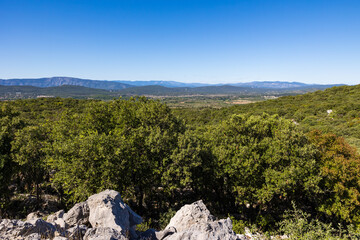 Paysage sur les montagnes au nord de Montpellier depuis la Forêt domaniale du Pic Saint-Loup