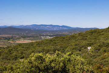 Fototapeta na wymiar Paysage sur les montagnes au nord de Montpellier depuis la Forêt domaniale du Pic Saint-Loup