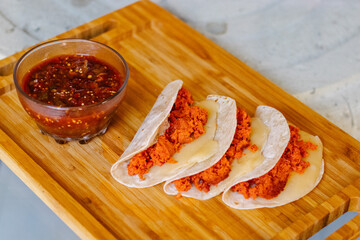 Quesadillas con chorizo y salsa picante 