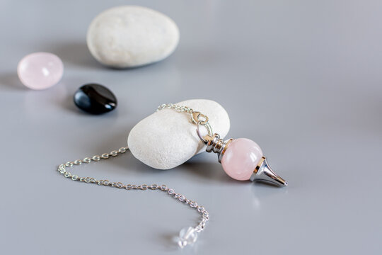 Pendule divinatoire en quartz rose.