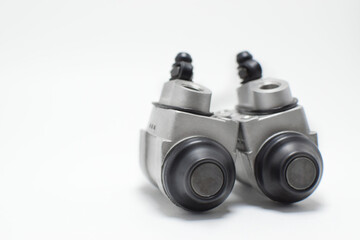 Bombas de frenos auxiliares para automovil sobre un fondo blanco, espacio para texto al lado izquierdo.