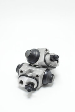 Juego de bombas para sistema de frenos para carro. Espacio para texto en la parte superior. Toma vertical.