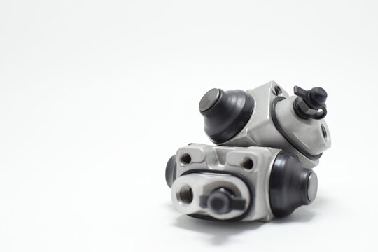 Juego de bombas para sistema de frenos para carro. Espacio para texto al lado izquierdo.