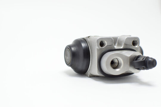 Bomba de freno auxiliar para vehiculo sobre un fondo blanco, espacio para texto al lado izquierdo.