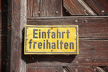 EN: Keep the entrance clear, DE: Einfahrt Freihalten