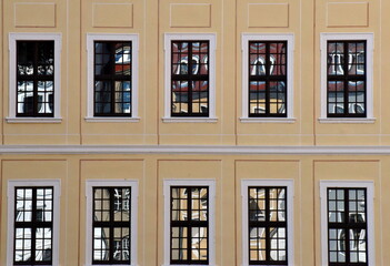 Fensterspiegelung in der Altstadt von Dresden