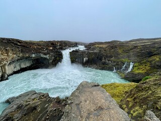 Aldeyjarfoss Island (Europa) Isländischer Wasserfall in der Natur mit Wiese, Moos, Blauem Wasser, Felsen, Basaltsäulen, Schlucht