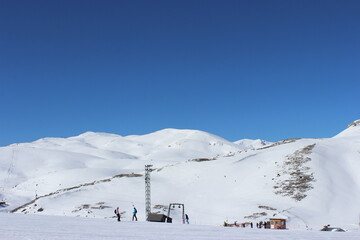 Fototapeta na wymiar Beautiful landscape of mountains covered with white snow and clear blue sky in the background 