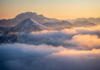 Sonnenaufgang in den Bayerischen Alpen über den Wolkenmeer 
