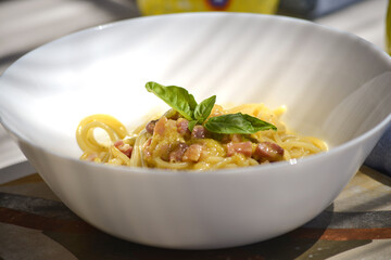 piatto di pasta servito in una coppa al ristorante