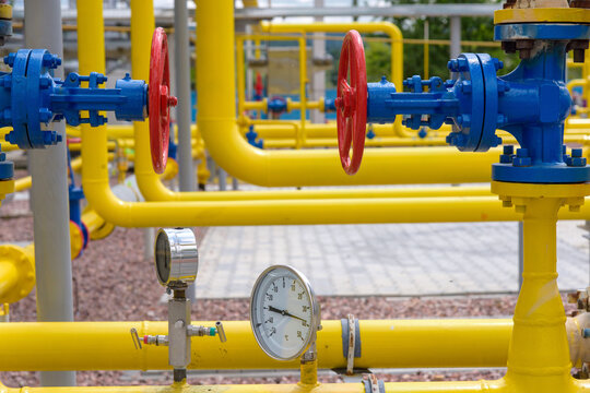 elements of natural gas compressor station equipment