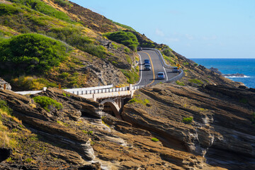 Road bridge along the Kalaniana'ole Highway on the eastern side of O'ahu island in Hawaii next to the Pacific Ocean - obrazy, fototapety, plakaty