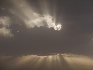 Fototapeta na wymiar Sonne strahlt durch Gewitterwolken über Malta