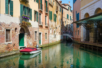 Fototapeta na wymiar Traditional canals in the Italian city of Venice