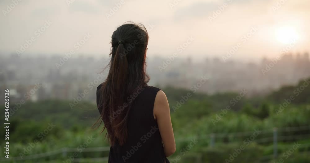 Poster Woman look at the sunset on the mountain