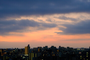 Fototapeta na wymiar 都市の夜明け。明け方、神戸市街地から芦屋方面の景観。神戸市東灘区のマンション高層階より撮影