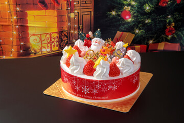 クリスマスの夜に輝くクリスマスケーキ
