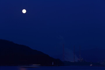 山口県周南市　徳山湾の満月
