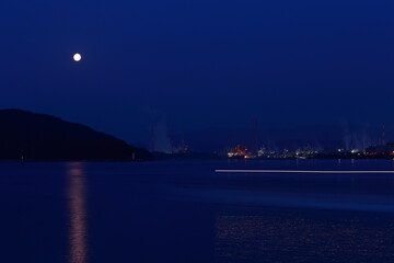 山口県周南市　徳山湾の満月