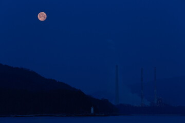 山口県周南市　徳山湾の満月
