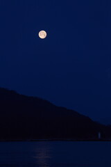 山口県周南市　徳山湾の満月