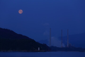 山口県周南市　徳山湾の満月