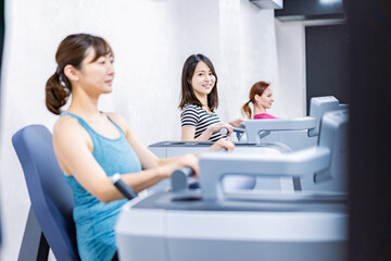 ジムでトレーニングをする女性