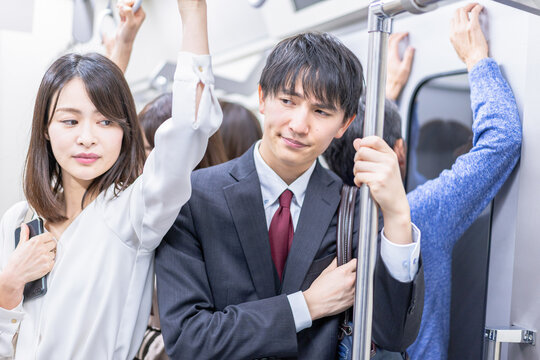 満員電車で通勤をするビジネスパーソン