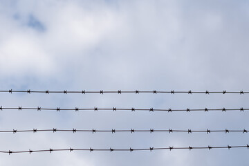 alambre de puas con fondo de nubes, concepto de carcel, encierro, perdida de libertad, sin salida